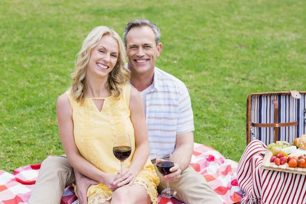 Pareja feliz haciendo un picnic con vino —  Fotos de Stock