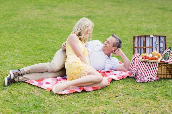 Lyckliga paret har picknick — Stockfoto