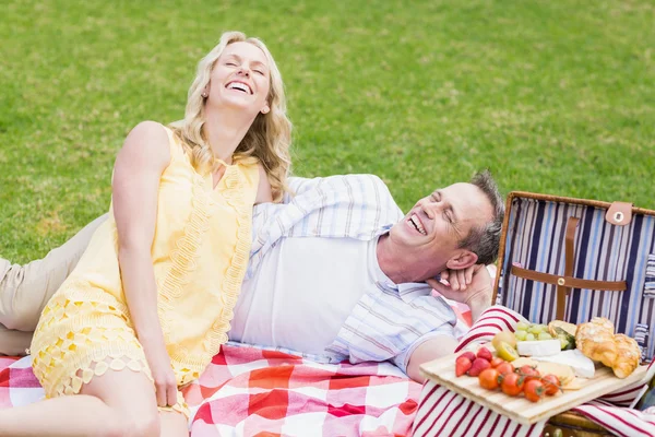 Pareja feliz haciendo un picnic — Foto de Stock