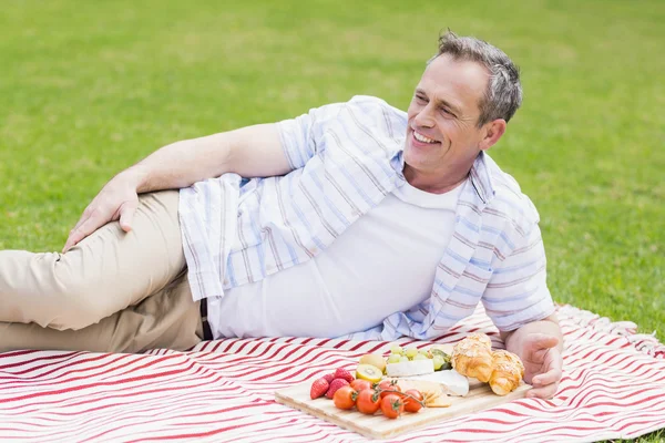 Счастливый человек на пикнике — стоковое фото