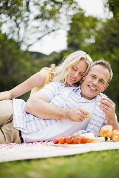 Pareja feliz haciendo un picnic —  Fotos de Stock