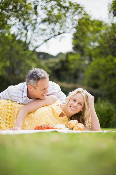 Lyckliga paret har picknick — Stockfoto