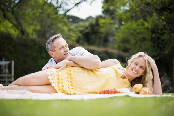 Lyckliga paret har picknick — Stockfoto