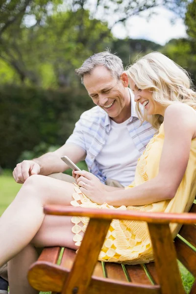 Joyeux couple assis sur un banc — Photo