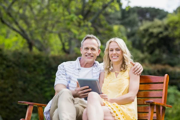 Casal feliz usando tablet — Fotografia de Stock