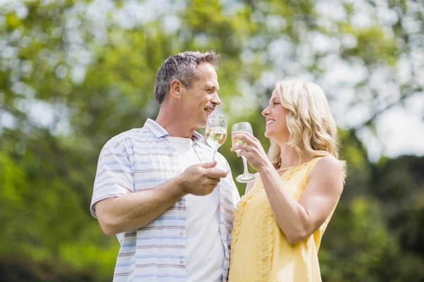 Gelukkige paar roosteren met champagne — Stockfoto