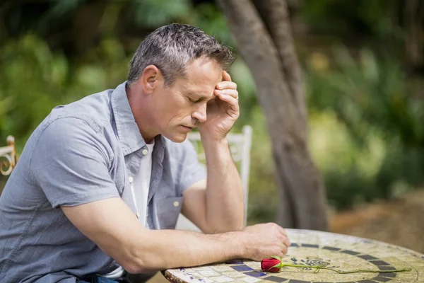 Uomo depresso che si tocca la fronte — Foto Stock