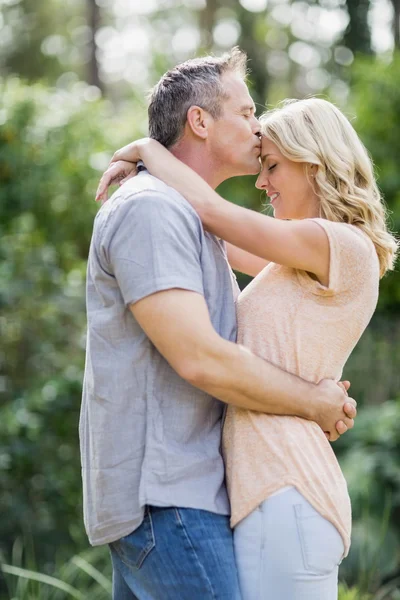 Mąż całowanie żony na czole — Zdjęcie stockowe
