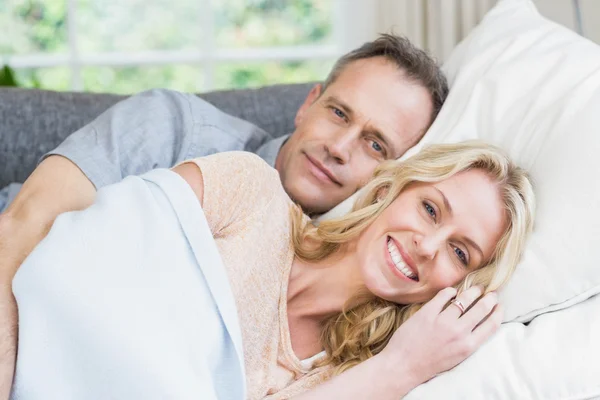 Schattig paar slapen op de Bank — Stockfoto