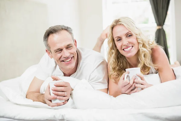 Bonito casal deitado em sua cama — Fotografia de Stock