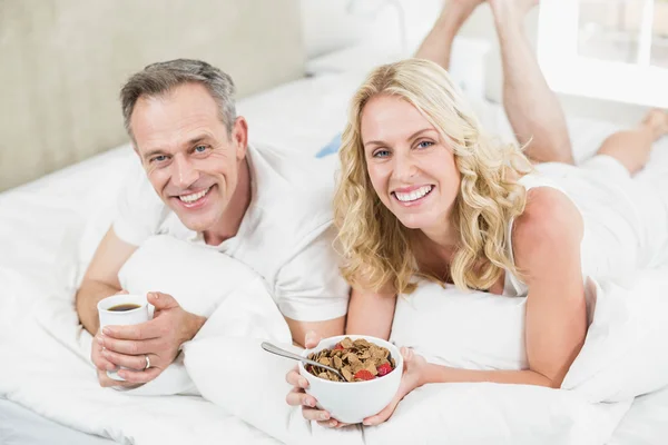 Linda pareja desayunando en la cama — Foto de Stock