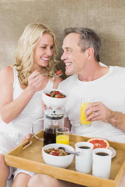 可爱的夫妇在床上吃早饭 — 图库照片