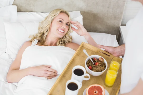 Şirin çift yatakta kahvaltı — Stok fotoğraf