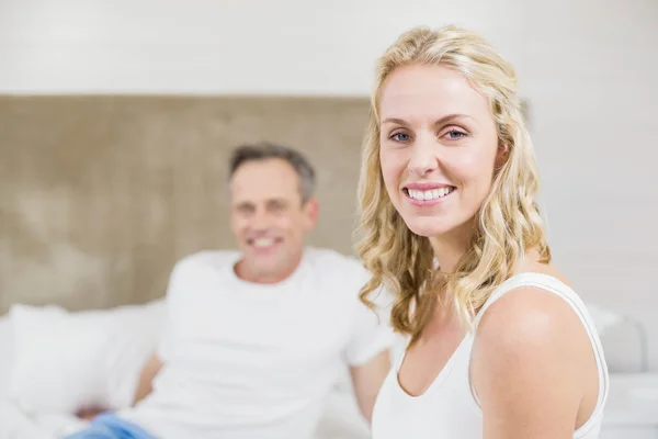 Bonito casal sorrindo para a câmera — Fotografia de Stock