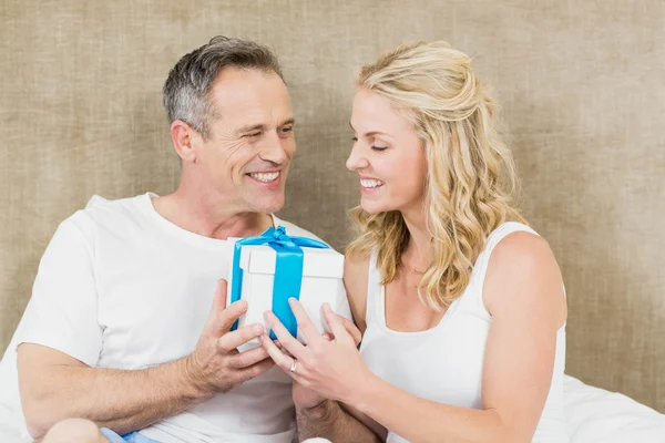 Mujer ofreciendo regalo a marido — Foto de Stock