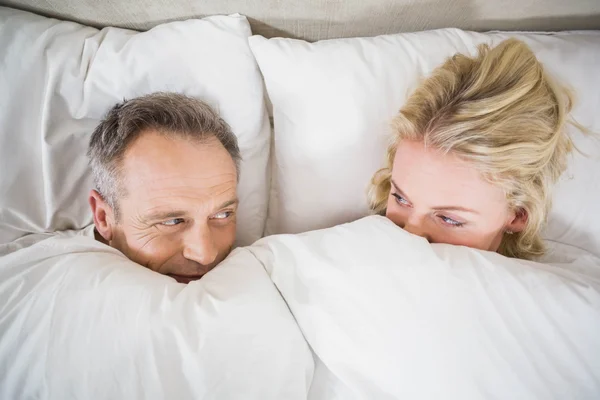 Niedliches Paar kuschelt im Bett — Stockfoto