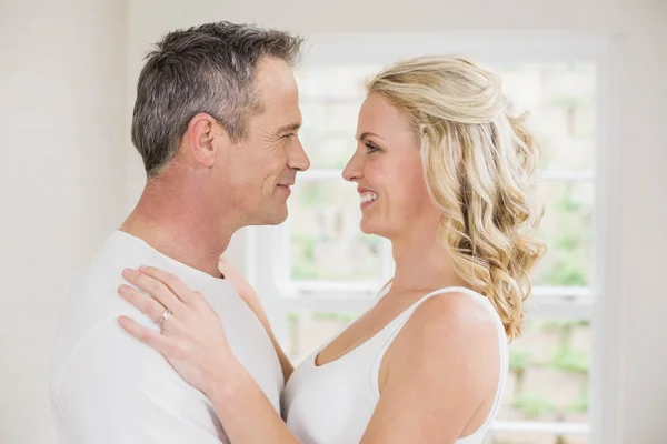 Bonito casal prestes a beijar — Fotografia de Stock