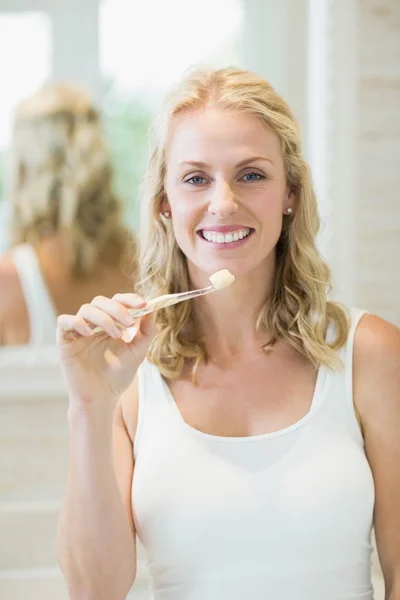 Hermosa mujer cepillándose los dientes — Foto de Stock