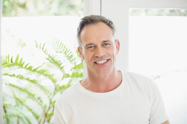 Bonito homem sorrindo para a câmera — Fotografia de Stock