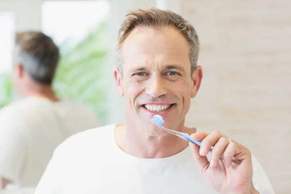 Schöner Mann beim Zähneputzen — Stockfoto