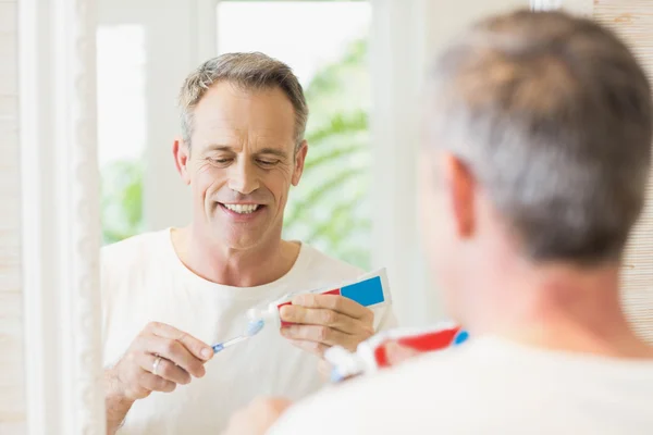 Knappe man zijn tanden poetsen — Stockfoto