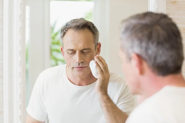 Bell'uomo che applica schiuma da barba — Foto Stock