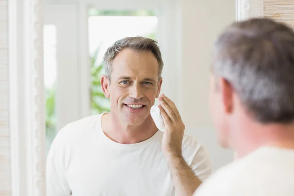 Schöner Mann, der Rasierschaum aufträgt — Stockfoto