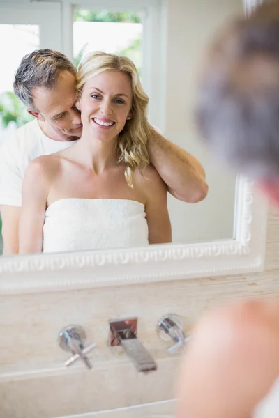 Marido beijando esposa no pescoço — Fotografia de Stock