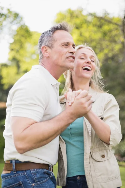 Nettes Paar tanzt und hält Händchen — Stockfoto