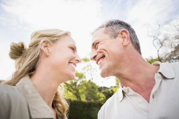 Couple mignon souriant à l'autre — Photo