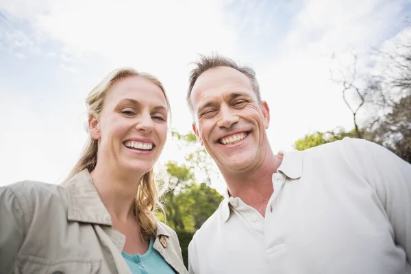 Linda pareja sonriendo el uno al otro — Foto de Stock