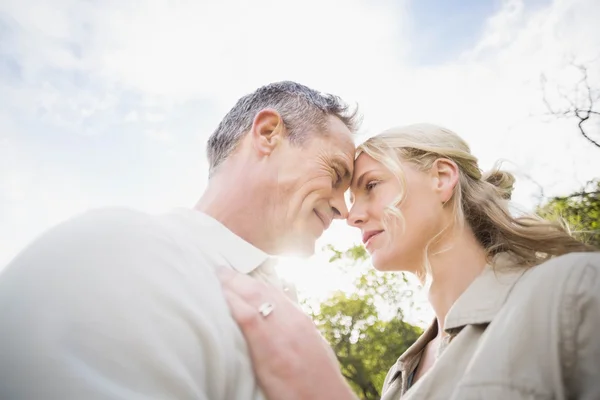 Söta par ler mot varandra — Stockfoto