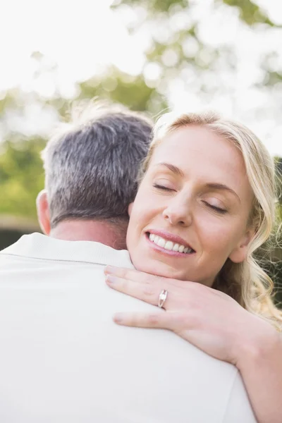 Niedliches Paar umarmt — Stockfoto