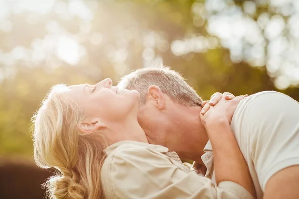 夫の首に妻にキス — ストック写真