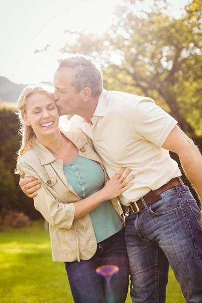 Man kysser hustru på kinden — Stockfoto