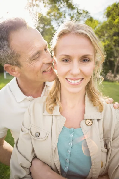 Marido sussurrando algo para esposas ouvidos — Fotografia de Stock