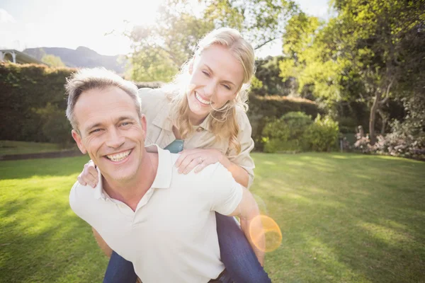 Man ger snålskjutsproduktion till fru — Stockfoto