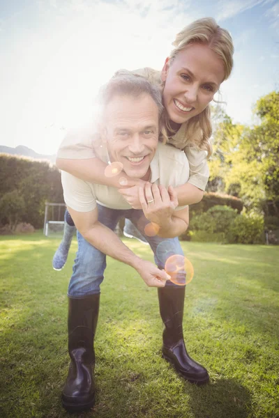 Echtgenoot van geven piggy terug naar vrouw — Stockfoto