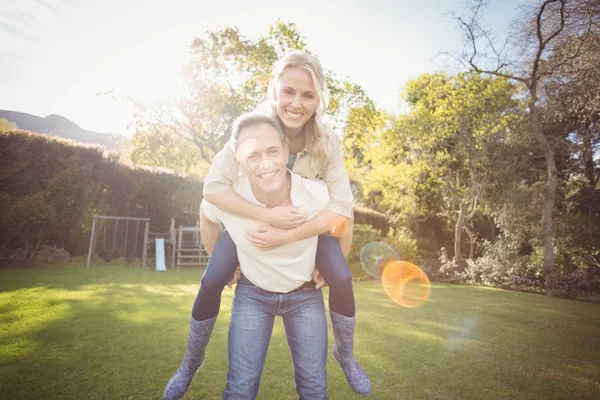 Echtgenoot van geven piggy terug naar vrouw — Stockfoto