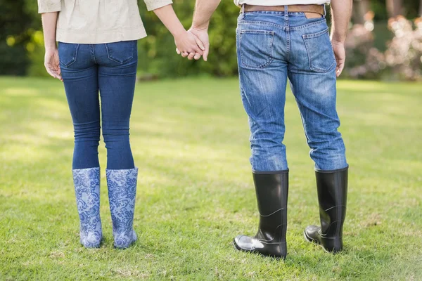 Bonito casal de mãos dadas — Fotografia de Stock