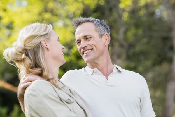 Couple mignon étreignant avec des bras autour — Photo