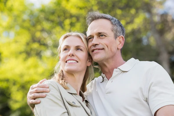 Couple mignon regardant dans la même direction — Photo