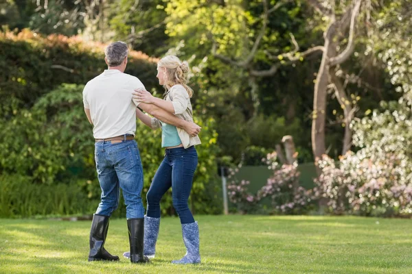 Niedliche Paartänze — Stockfoto