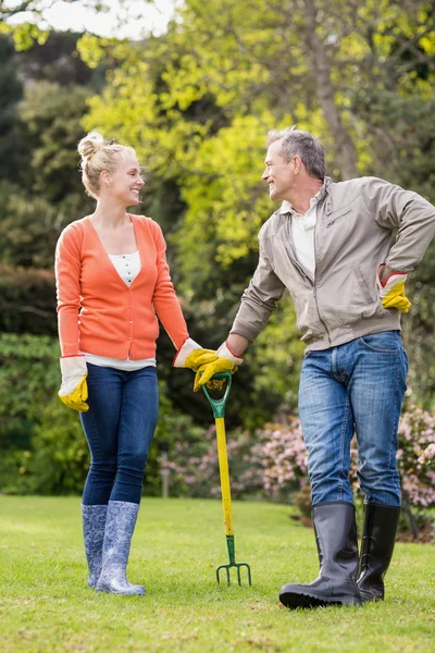 Schattig paar tuinieren — Stockfoto