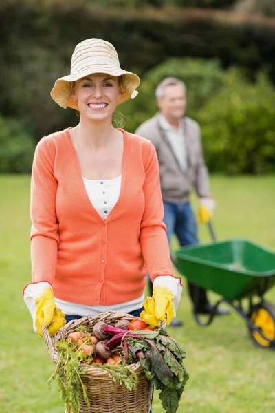 Coppia carina facendo un po 'di giardinaggio — Foto Stock