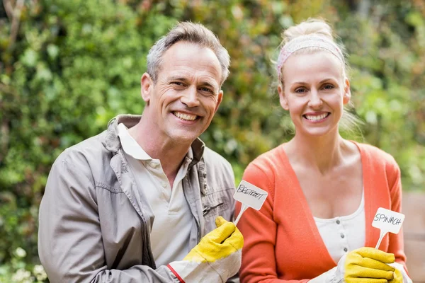 Linda pareja haciendo jardinería —  Fotos de Stock