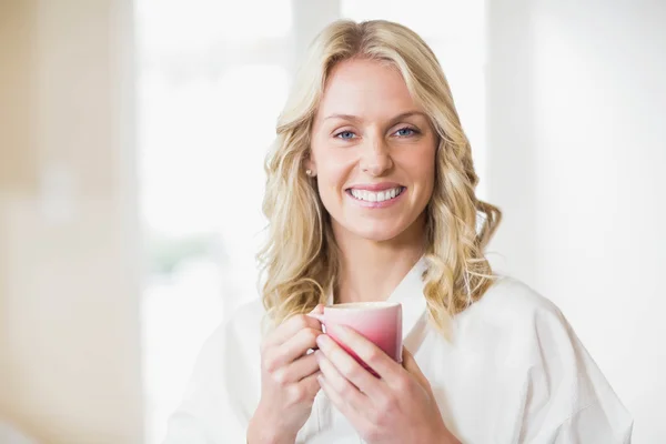 Bella donna che beve una tazza di caffè — Foto Stock