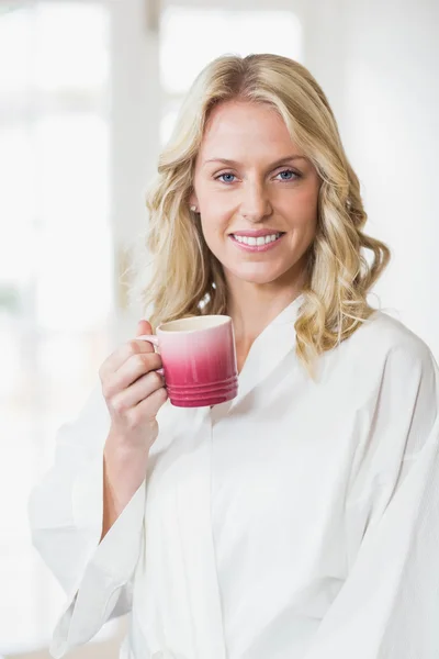 Mulher bonita tomando uma xícara de café — Fotografia de Stock