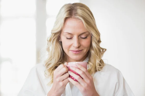 Mulher bonita tomando uma xícara de café — Fotografia de Stock