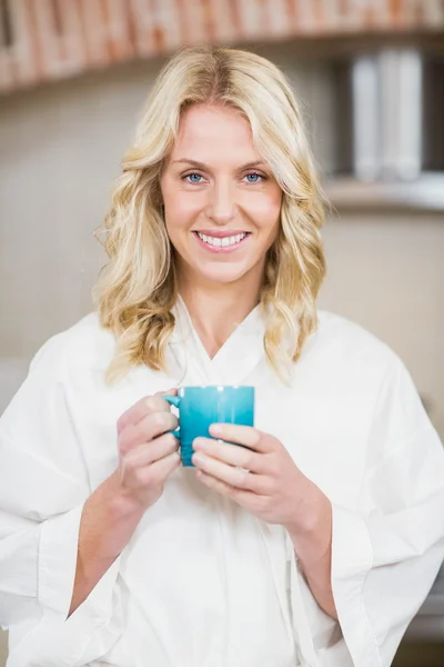 Mujer bonita tomando una taza de café — Foto de Stock